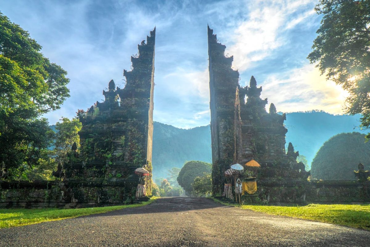 handara-gate-uner-blue-sky